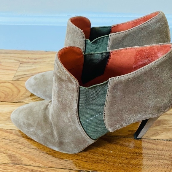 Via Spiga taupe suede ankle bootie with green fabric detail. 4.5 “ heel. Size 8. - Picture 6 of 10